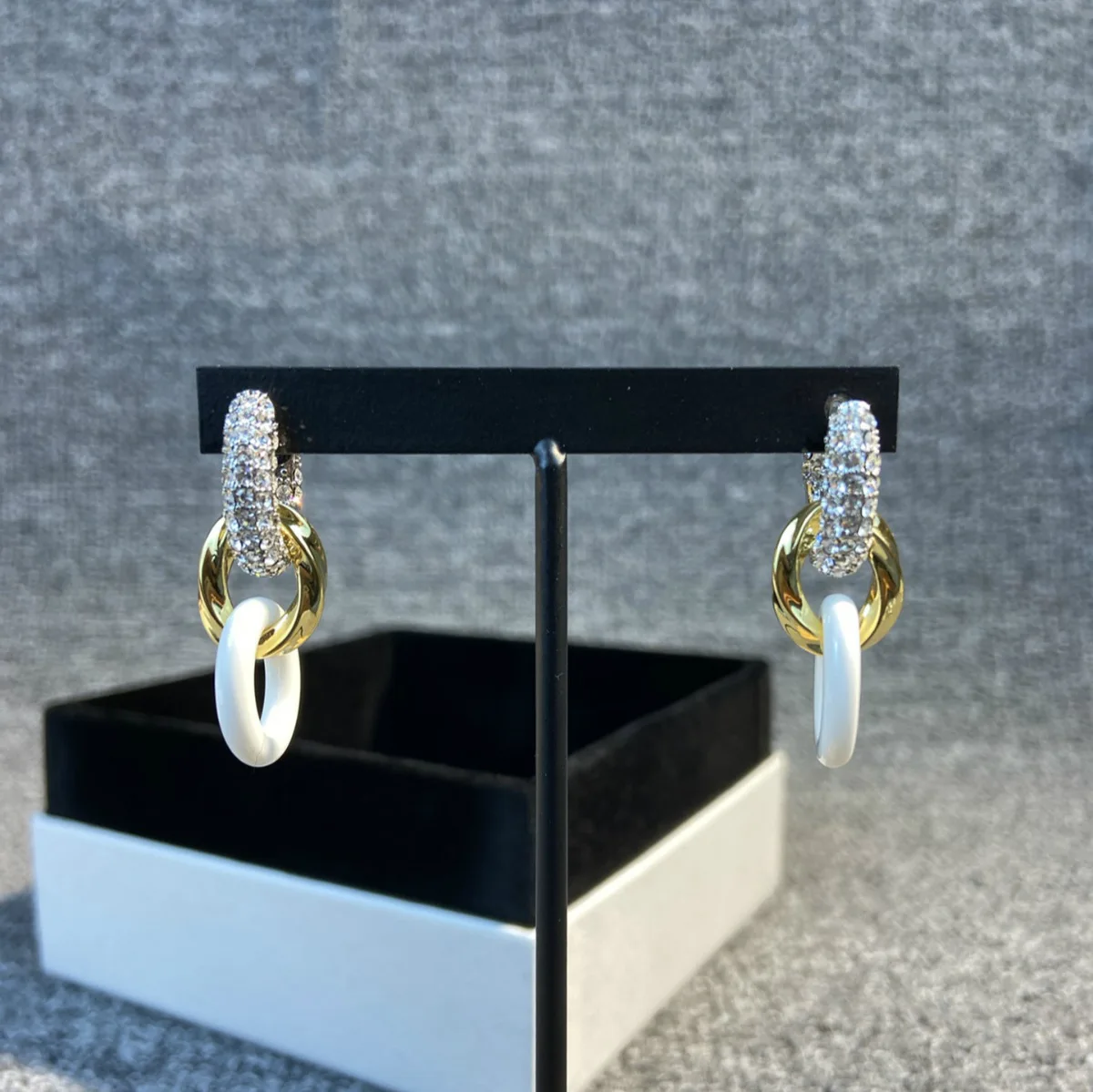 

2020 г., пряжка с двумя кольцами, белые керамические U-образные серьги-гвоздики, позолоченные серьги, Женская мода в европейском и американском...