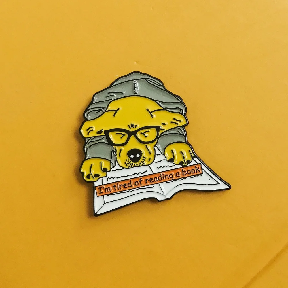 Брошь в виде животного золотистый ретривер собака на книжке сонливость я устала