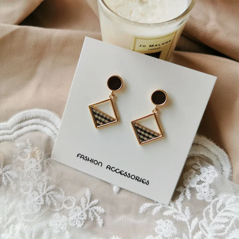 Серьги клипсы без пирсинга квадратная капля черно белая клетчатая ткань Клипсы