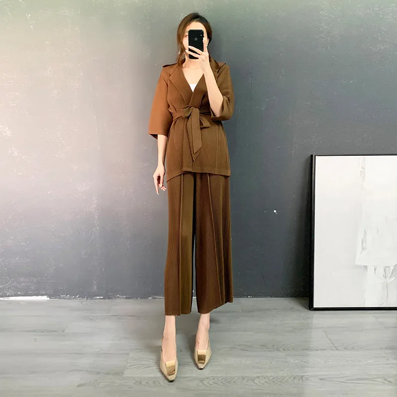 

Women's Suit For Autumn Winter 2022 New Thick Lace-Up Hooded Jacket + Straight Pants Stretch Miyake Pleated Set