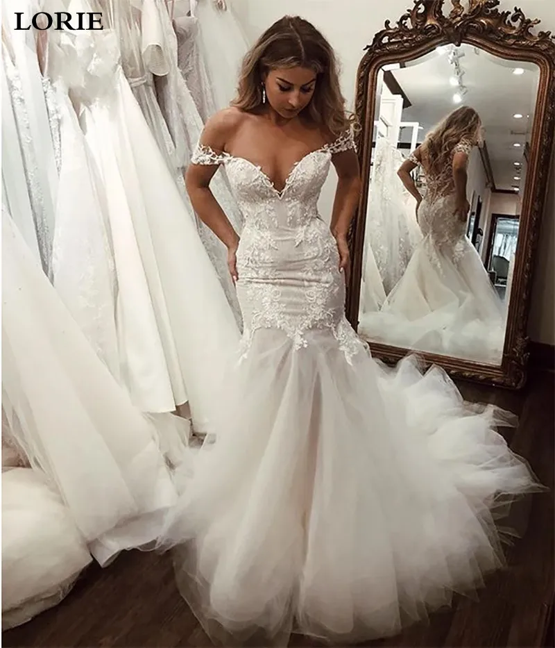 Женское свадебное платье с юбкой-годе открытыми плечами и аппликацией | Свадьбы