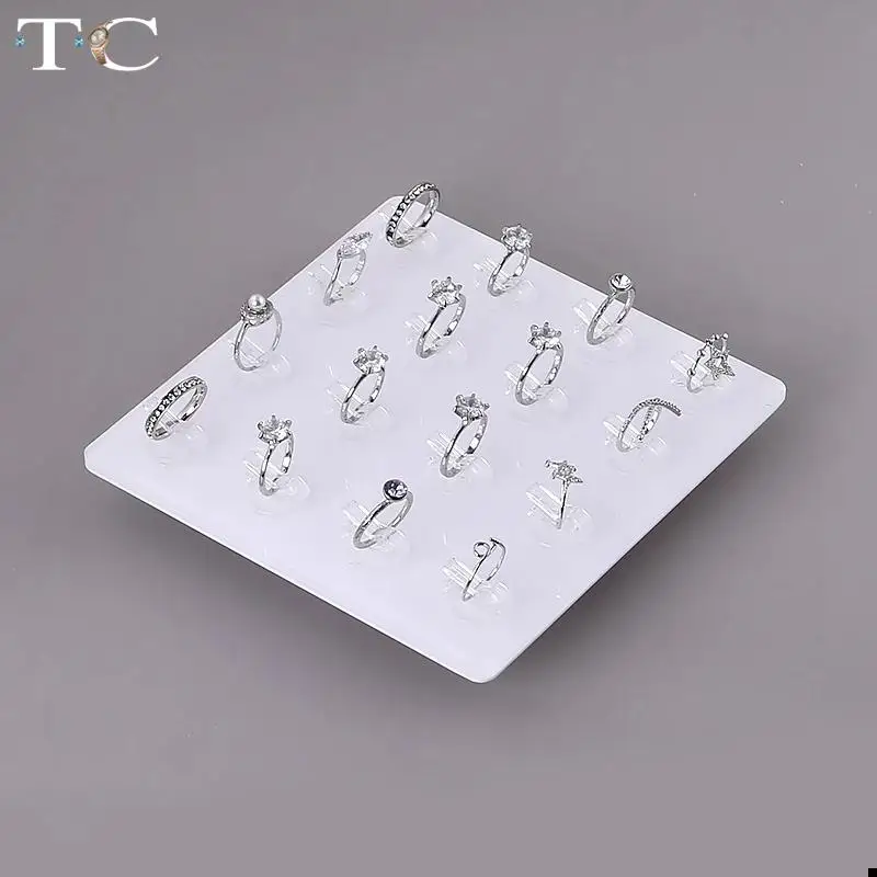 Элегантная подставка для ювелирных изделий витрина