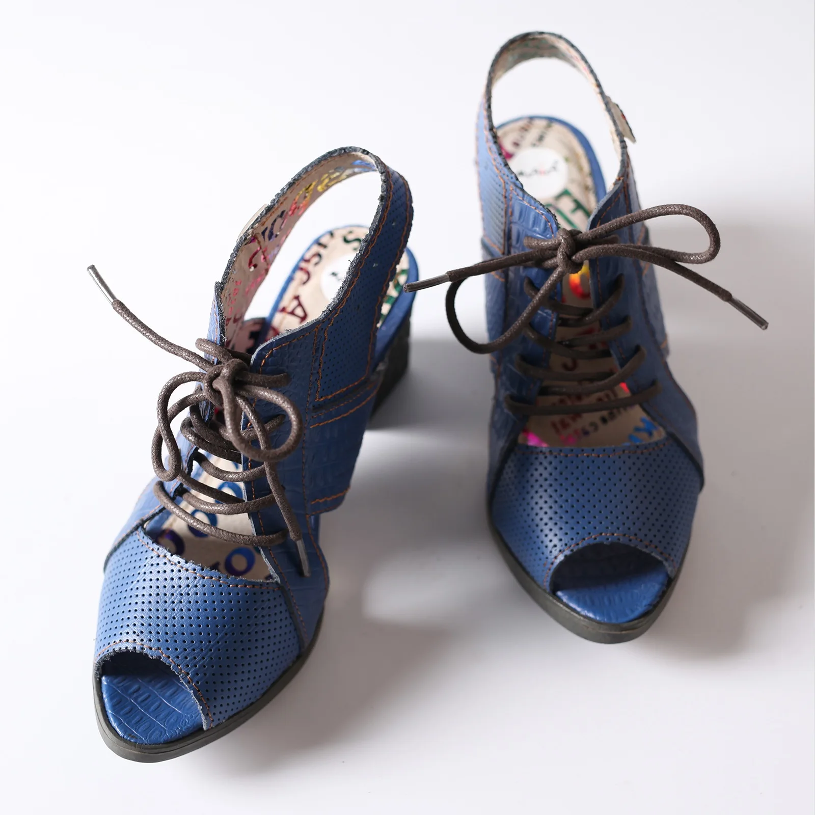 Новинка 2024 красивая женская повседневная обувь с корнями модная кожаная