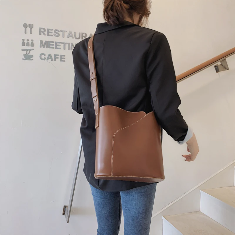 

Simple niche commuter high quality bucket bag 2021 new trendy fashion messenger bag female large capacity wild foreign style