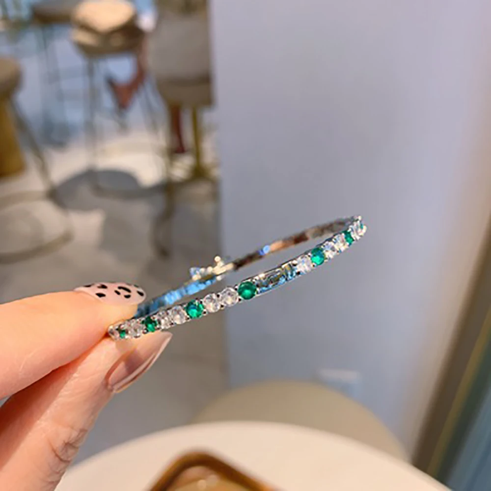 Женский браслет с изумрудом