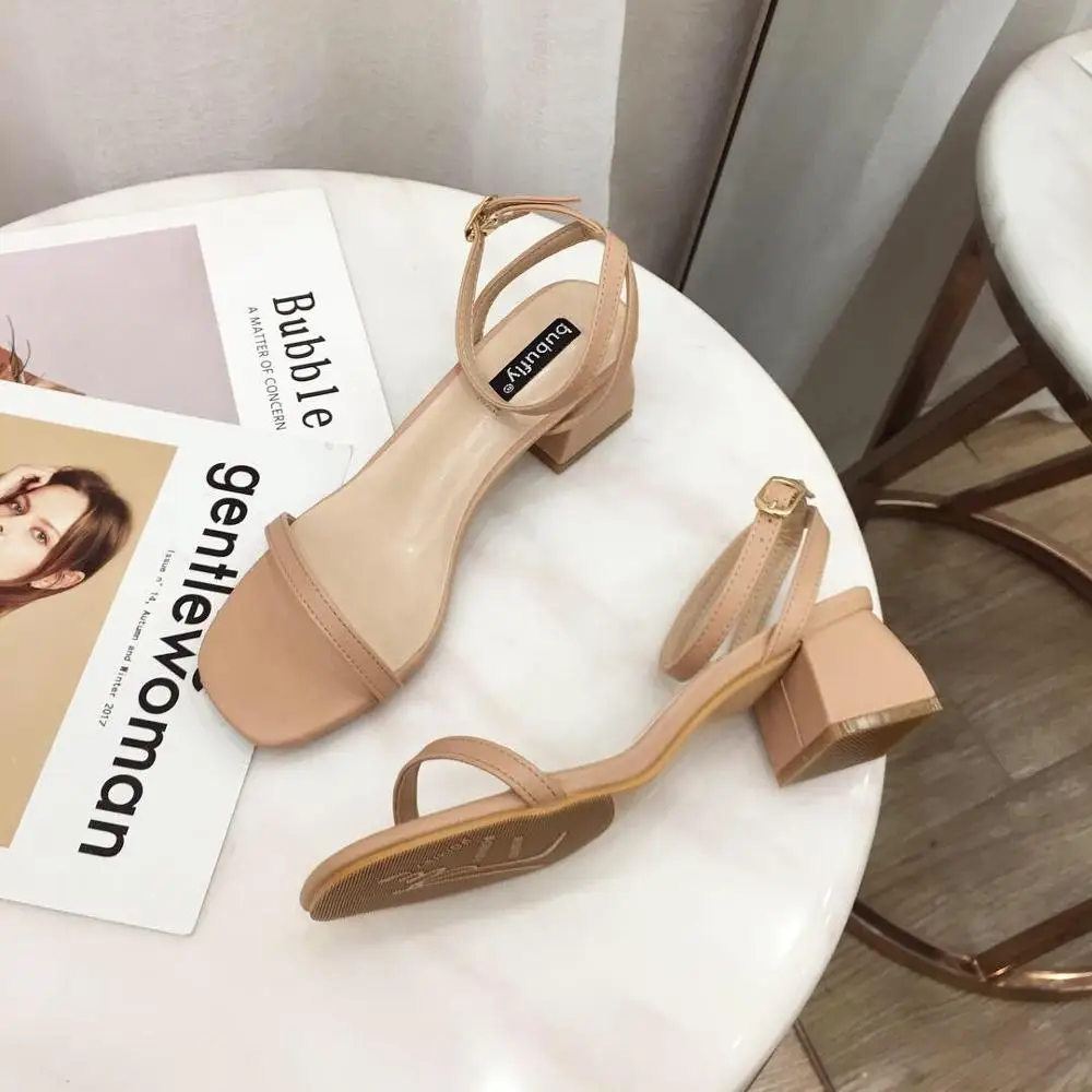 Женские сандалии на толстом каблуке с открытым носком и пряжкой в римском стиле