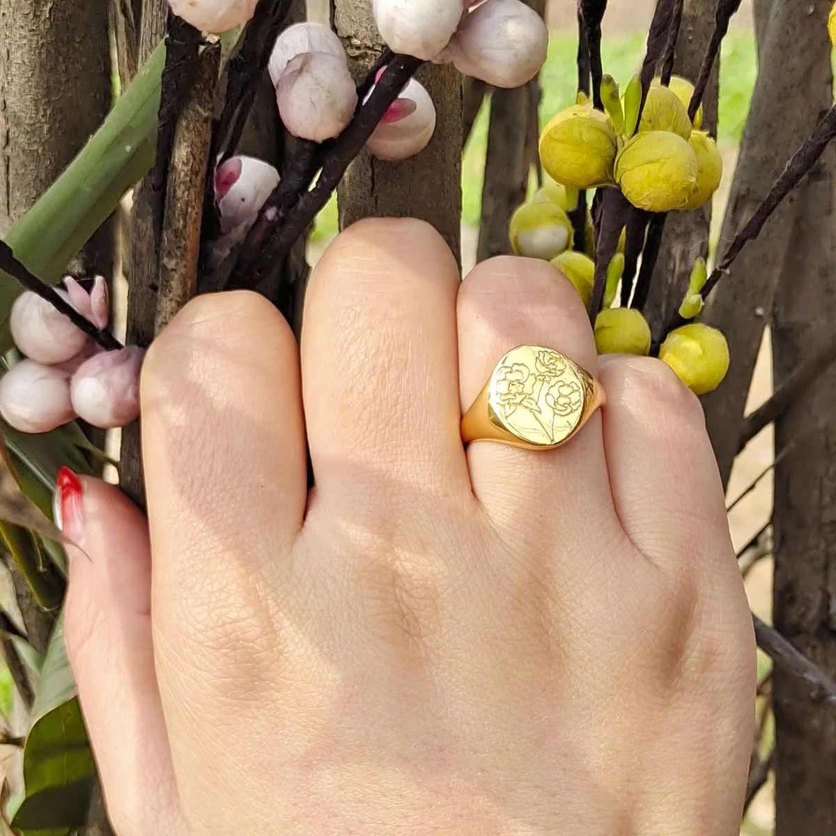 

Birth Flower Rings Gold Plated Stainless Steel Handcrafted Engraved Flower Signet Ring Unique Gift for Women/Girls