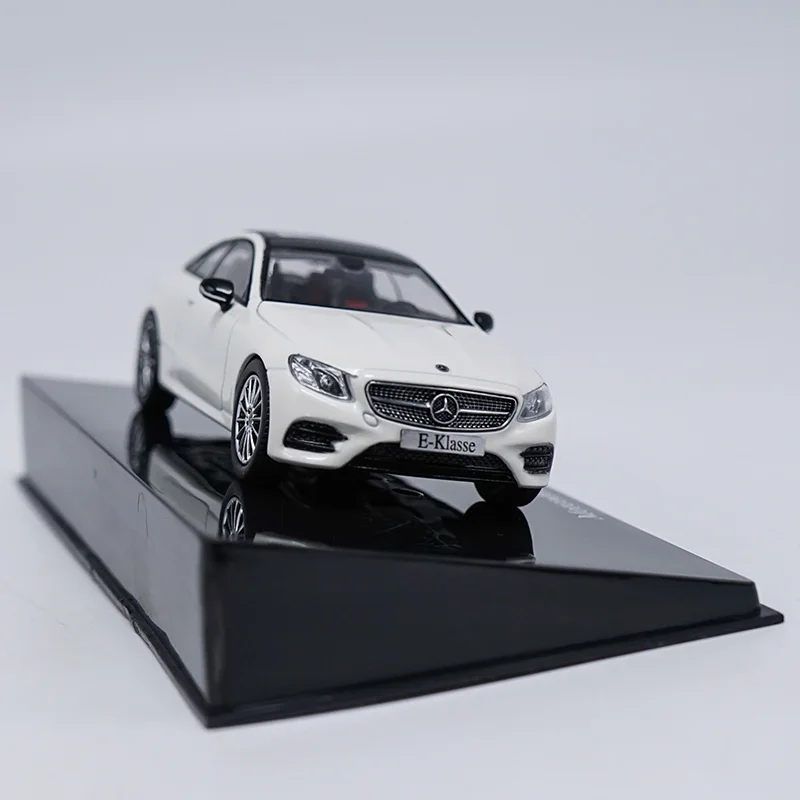 Высокотщательная модель автомобиля 1:43 E300 из сплава статическая металлическая с