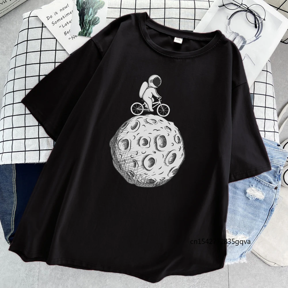 

Женская футболка с изображением астронавта на Луне, повседневные футболки в Корейском стиле, лето 2021, крутая футболка, модные футболки для ж...