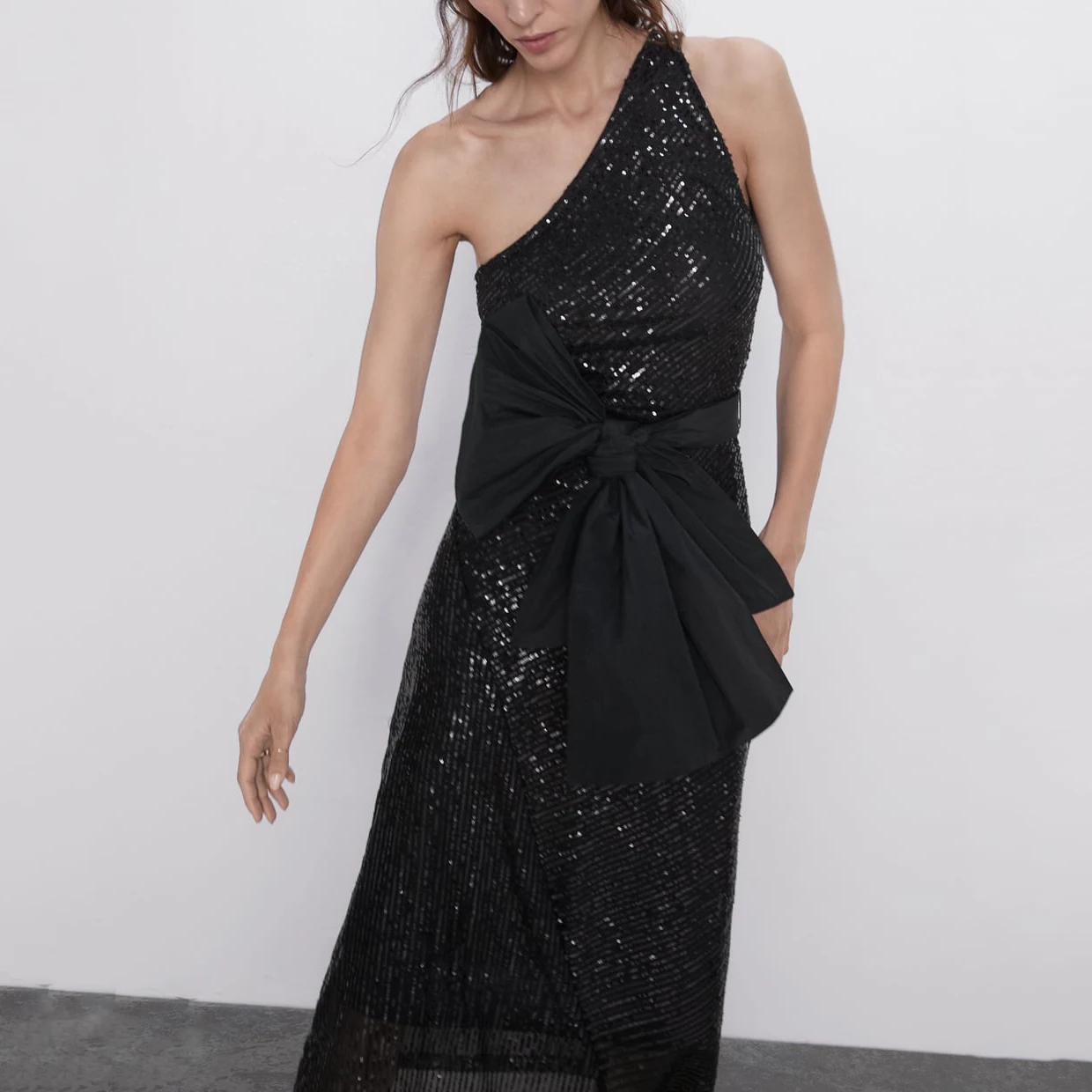 Платье с блестками ZA Fashion для вечеринки на одно плечо с лентой, черное, без рукавов, 2019 года.