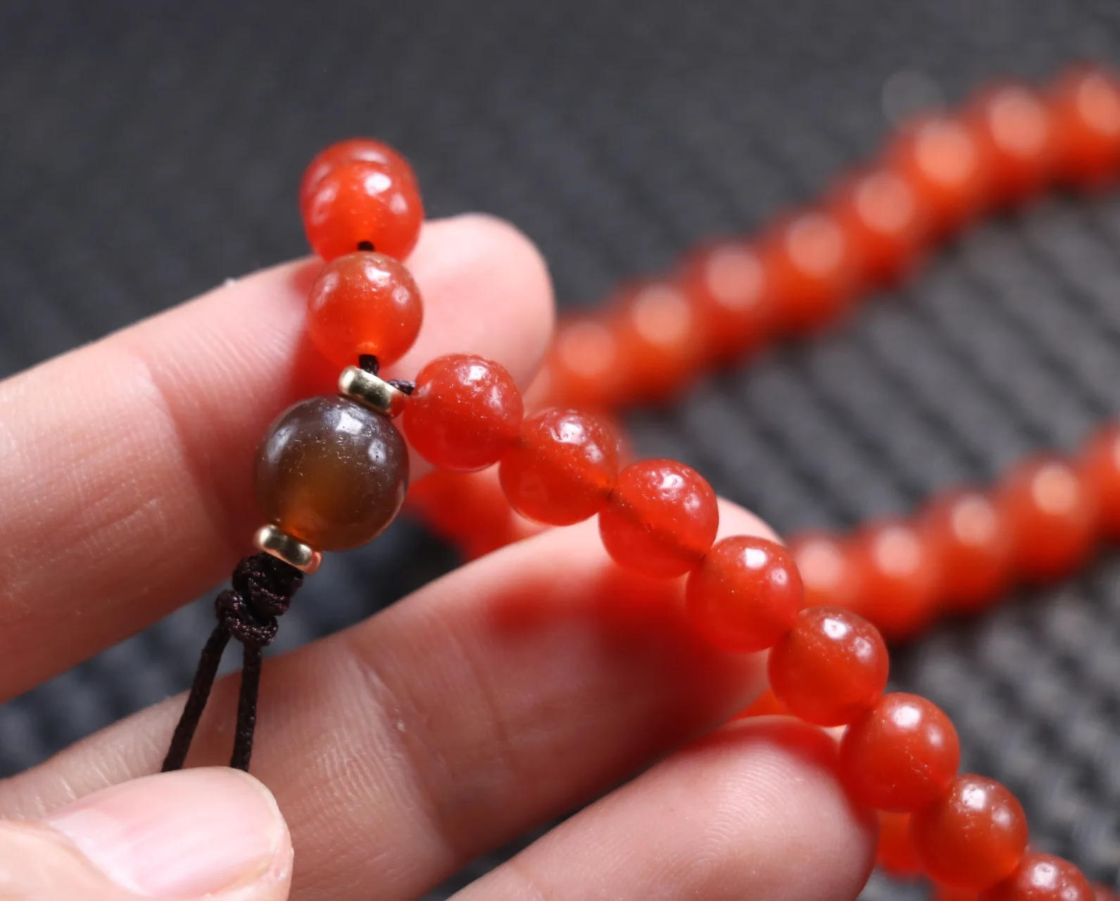 ВЕРСТЬ 210323 A1 Энергетический тибетский агат 8 мм красный дзи бусина 108 молитвенное