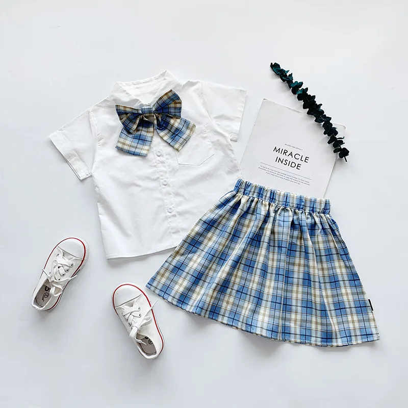 Летняя детская одежда белая блузка с коротким рукавом и клетчатая юбка бантом