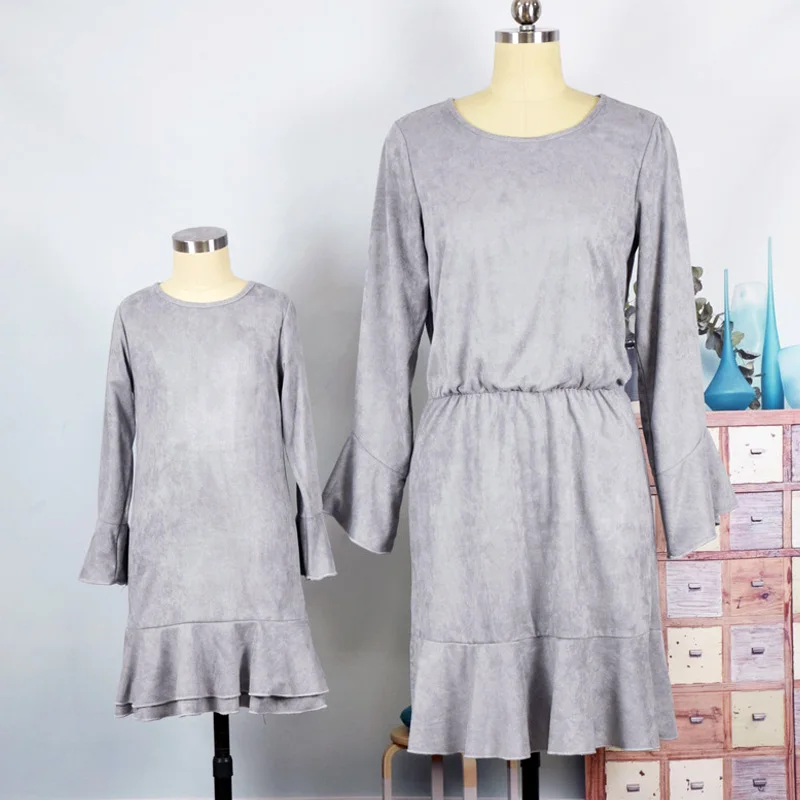Модные замшевые платья для мамы и дочки семейная одежда осеннее Повседневное