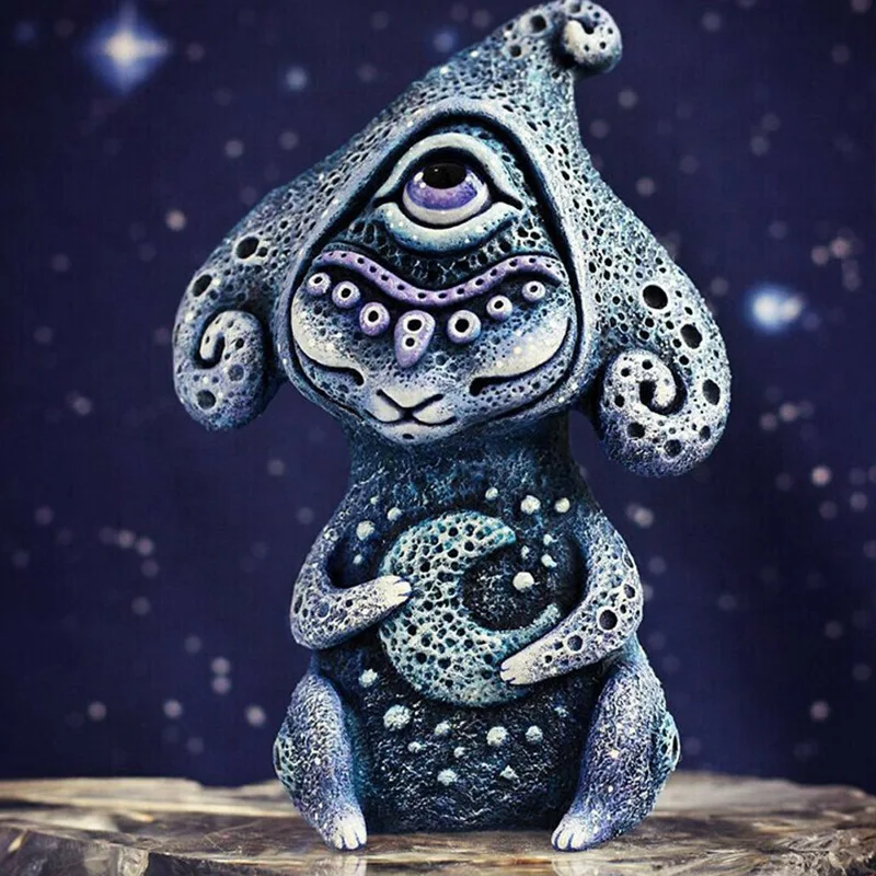 

2021 New product from the fantasy world, three-eyed resin guardian ornaments, cartoon aliens home decore resin charms
