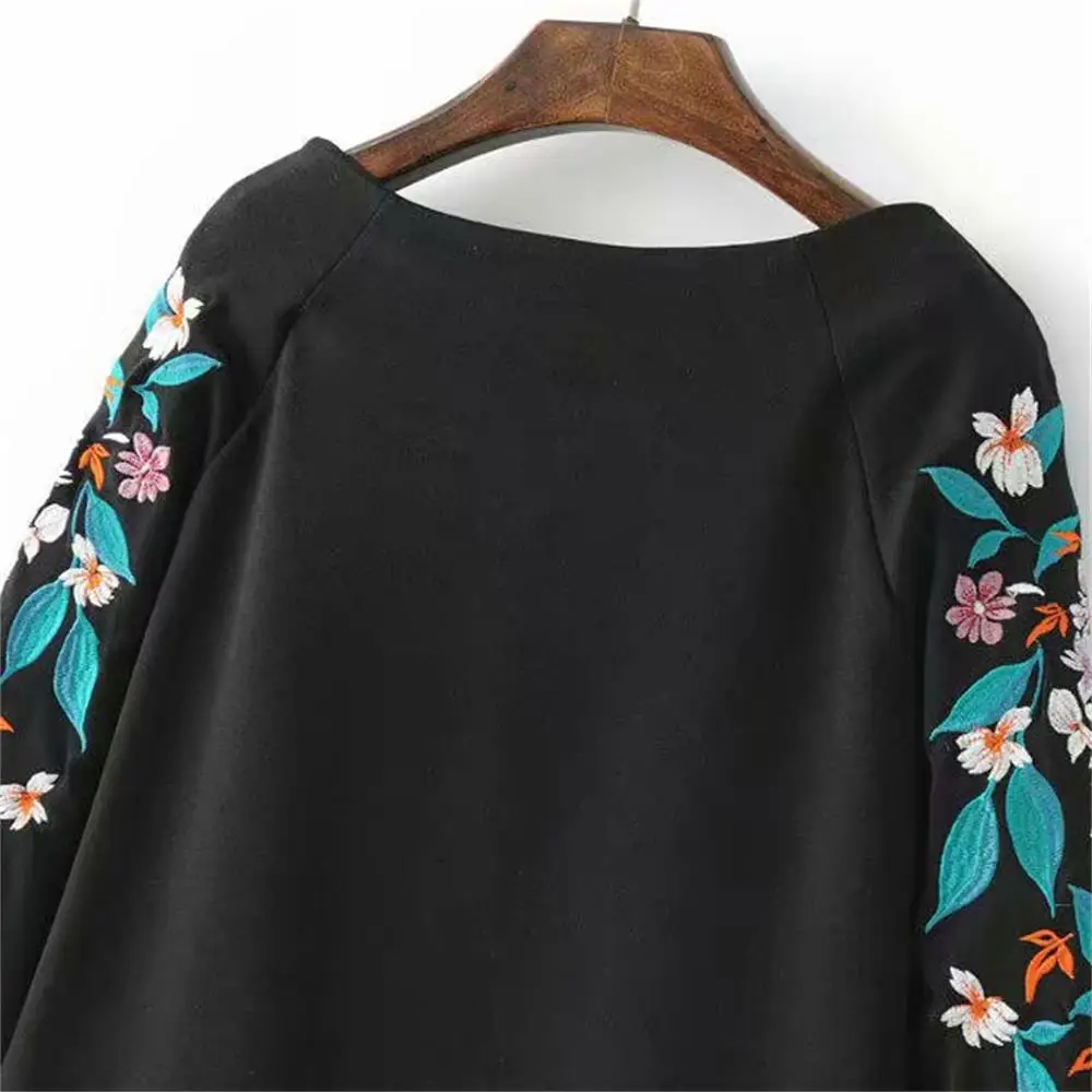 

2020 spring and autumn new round leader embroidered cotton half sleeve T-shirt