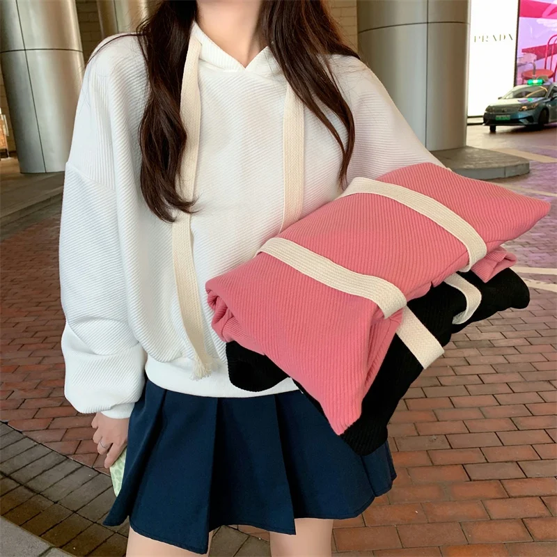 

Белый свитер с капюшоном для женщин на весну и осень для маленьких мужчин новинка 2021 корейский шикарный дизайн чувственная нишевая одежда