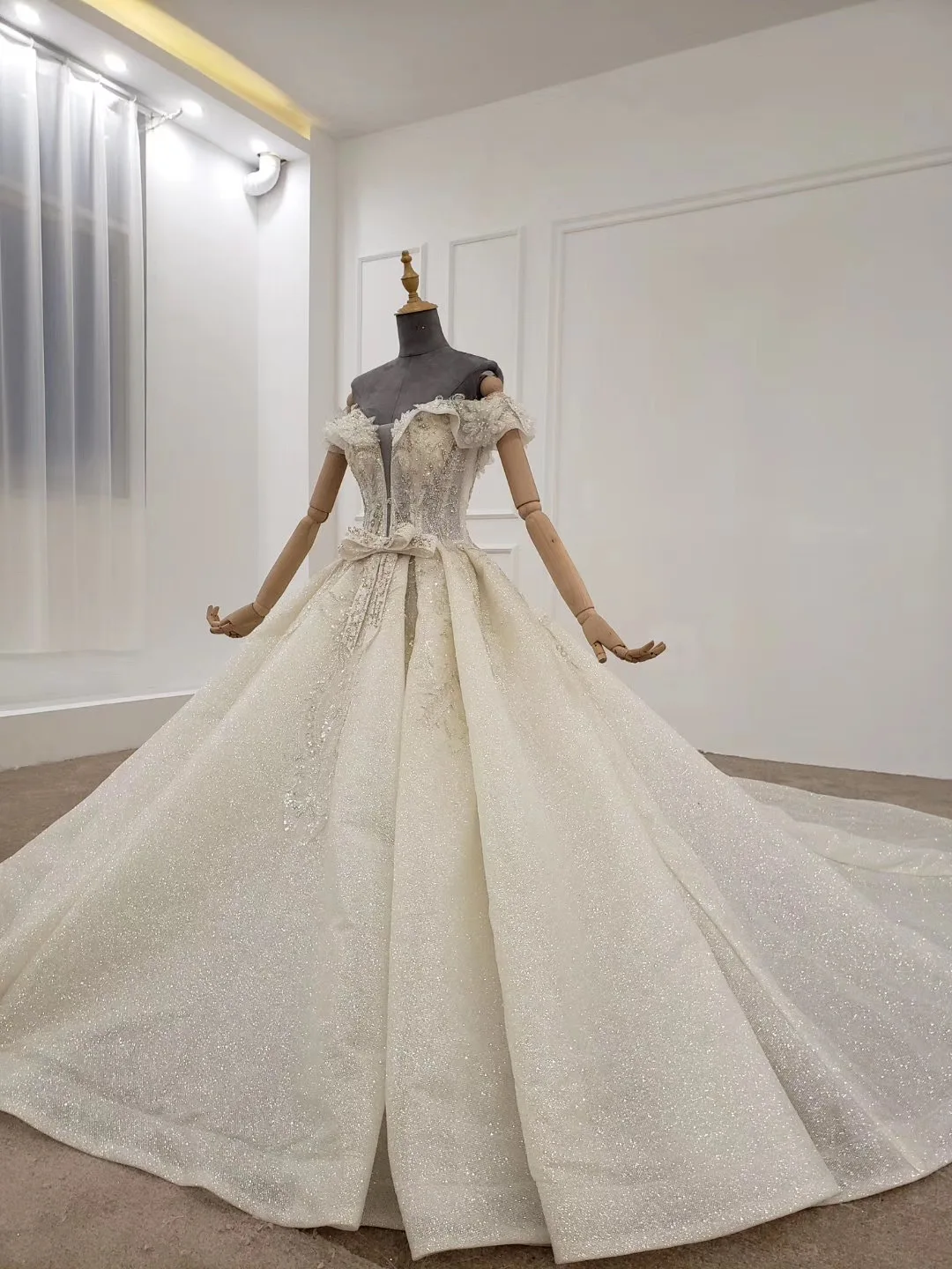 

2020 New Luxury Ball Gown Wedding Dresses Crystal Appliques Lace Designer Wedding Dress Designers Crystals Big Wedding Gowns