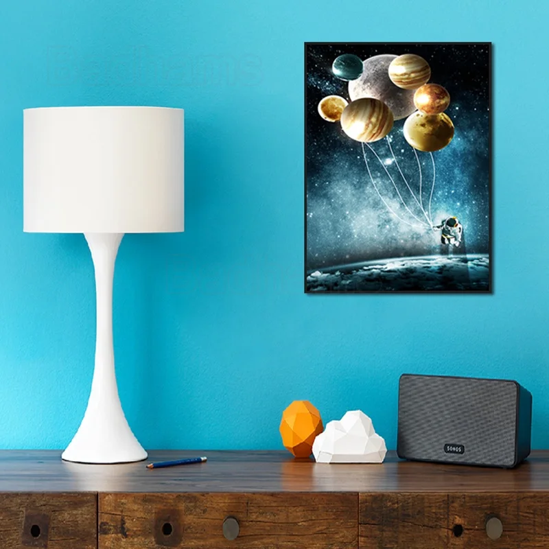 

Canvas Painting Frameless Decoration Poster Couple Kissing Holding Planet Home Accessories Abstract Sofa Background Art Wall