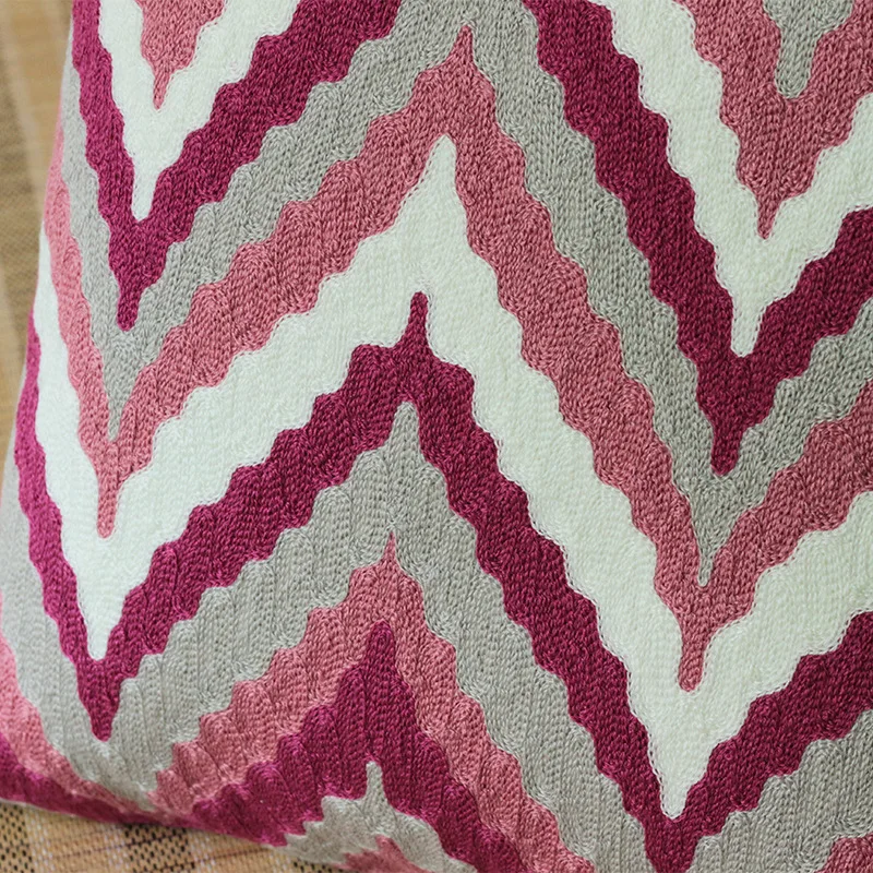 Вышитая наволочка с геометрическим орнаментом для автомобильного дивана