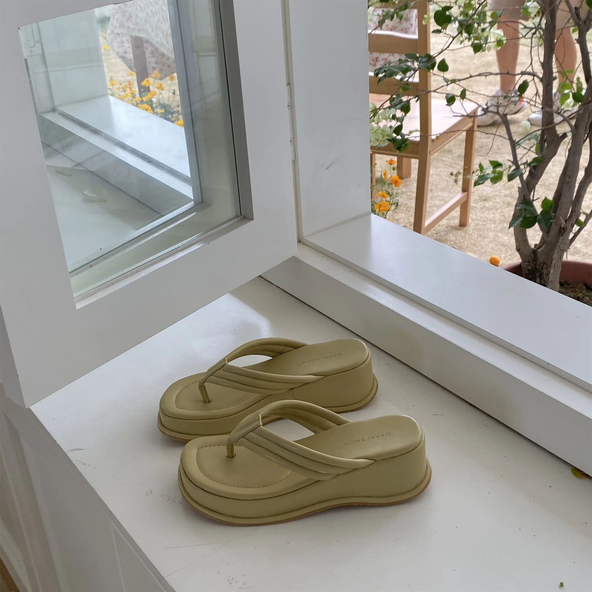 Обувь на подошве из вспененного материала черного цвета платформе Сандалии с