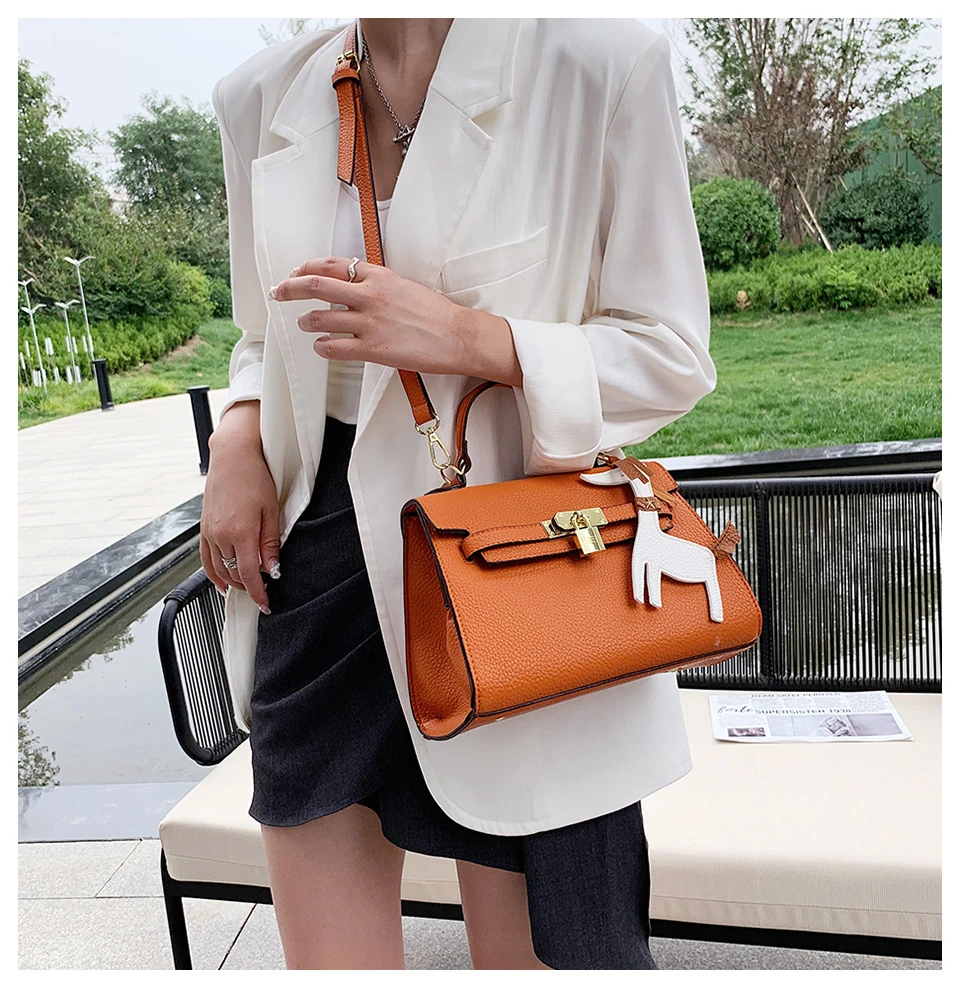 

Stylish Solid color Bag. One Shoulder Handbag For Ladies. Lock Decoration. Anti-Theft Zipper