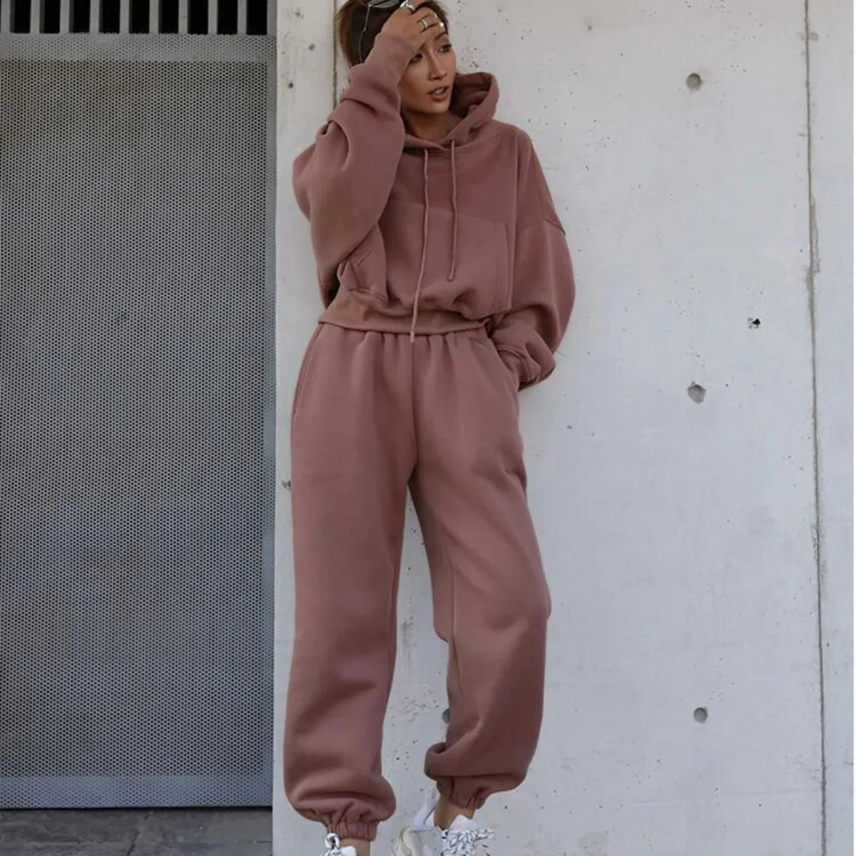 

New Sports Suit Female Fitness Jogging Outdoor Suit Fashion Long-sleeved Hooded Sports and Leisure Suit Two-piece Suit