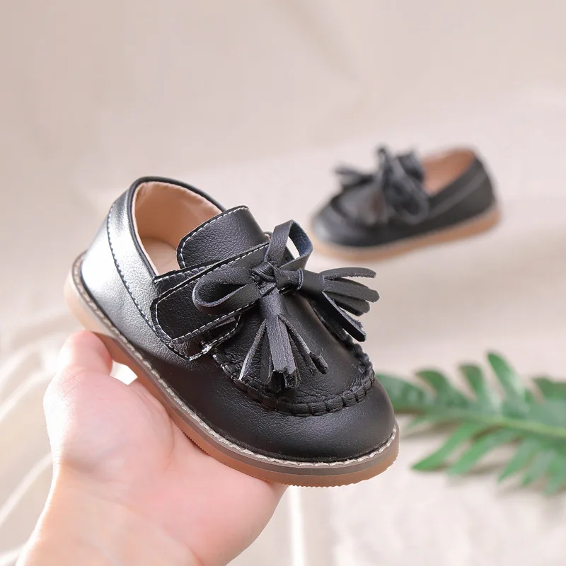 Детская обувь с кисточками черные кожаные туфли на плоской подошве для девочек