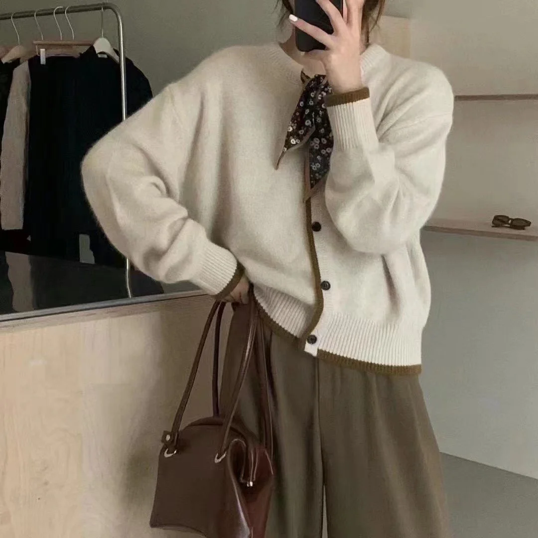 

Strawberry Home Han Dong Gate 21 Autumn High Quality Silk Scarf Soft Glutinous Color Matching Buckle Cardigan for Women Rac
