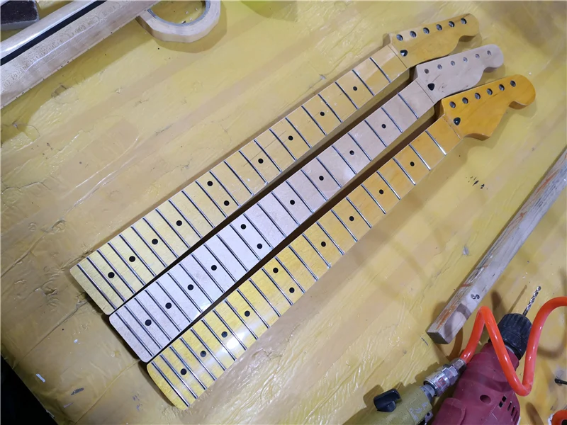 

Изготовленный на заказ 6 Струны электрический guiatr головы, сделай сам, бас, клен шеи, Черный инкрустация гриф