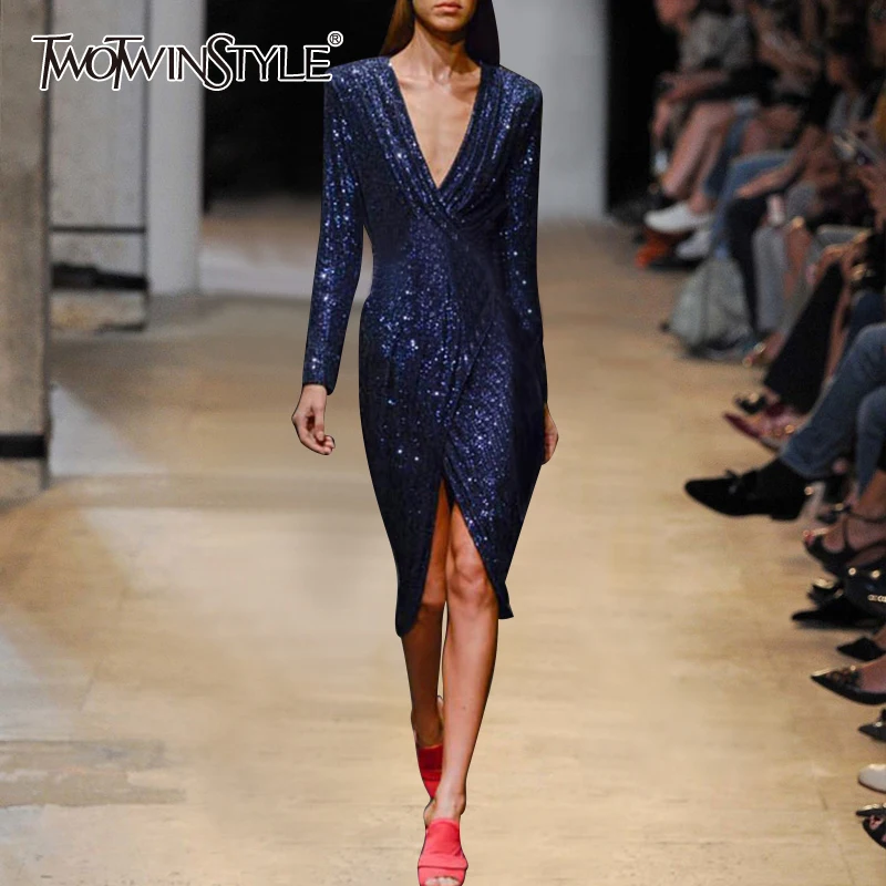 Платье с блестками TWOTWINSTYLE v образным вырезом длинным рукавом высокой талией и