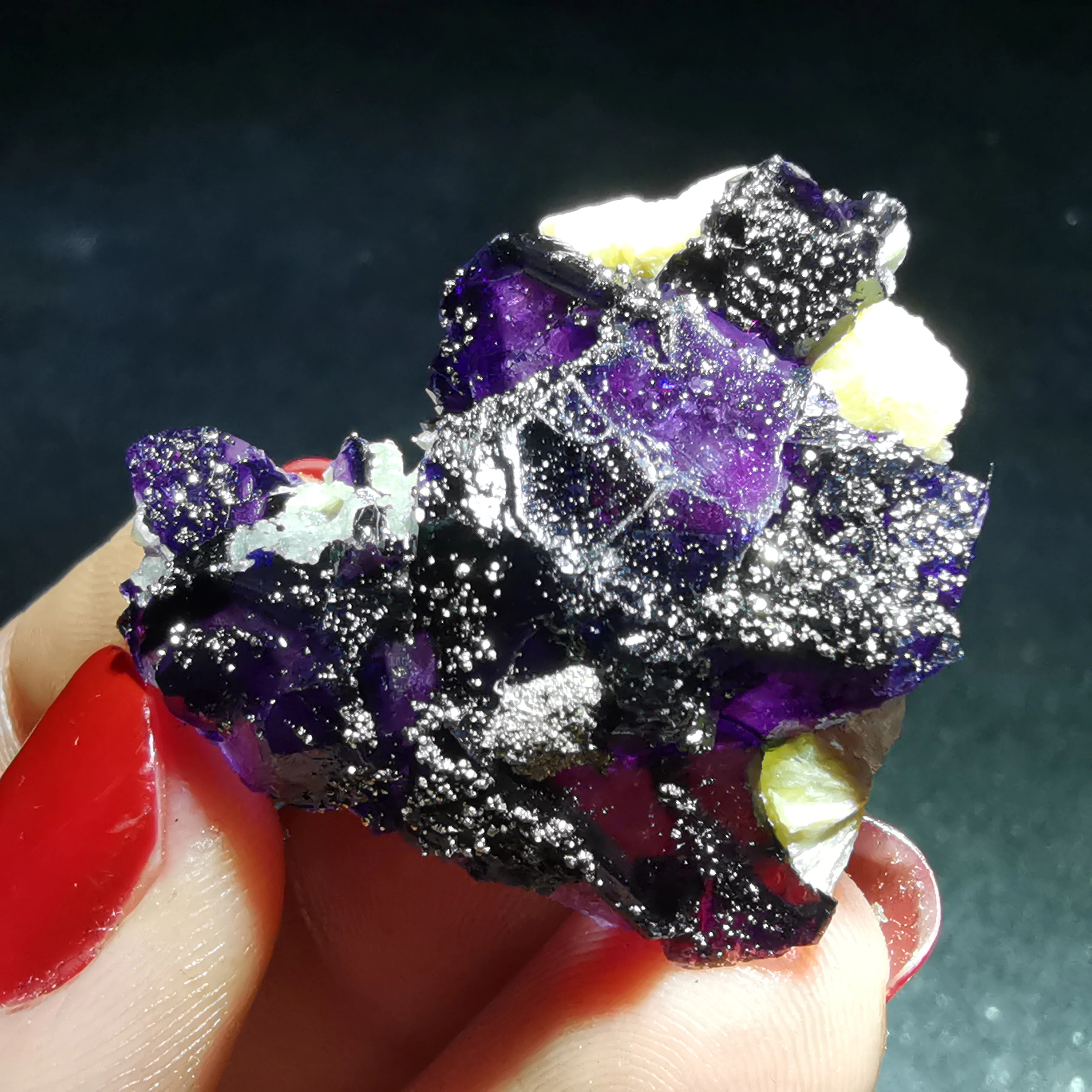 

14gNatural редкий фиолетовый флюорит минеральной с лечебным действием, образцы энергии с украшением в виде кристаллов кварца драгоценного ориг...