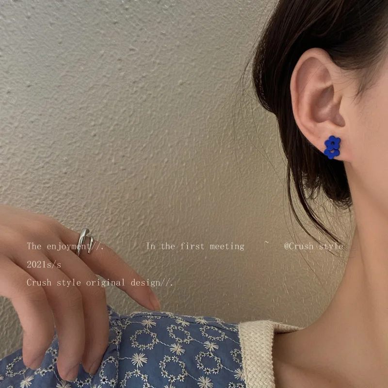 

Mini Flower Stud Earrings Female Niche Design Royal Blue White Ear Studs Simple Sweet 2021 Summer New Accessories for Girls
