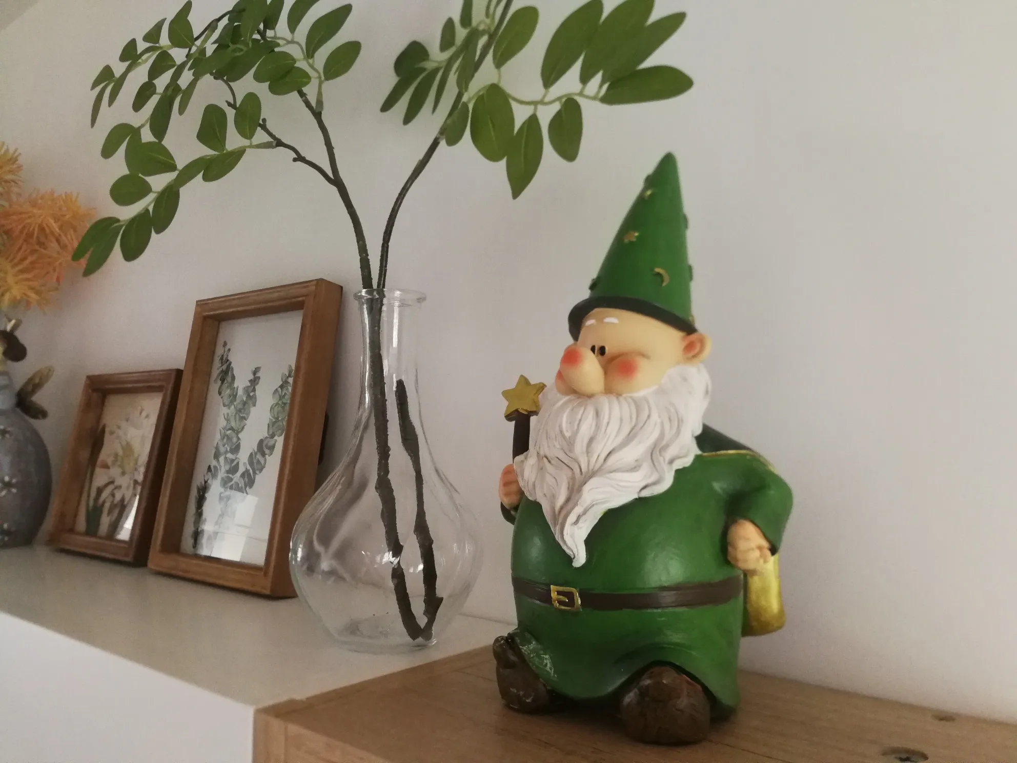 

European Style Painted Magic White Beard Old Man Elf Garden Terrace Fun Statues and Sculptures Resin Gnome Home Decor Figures