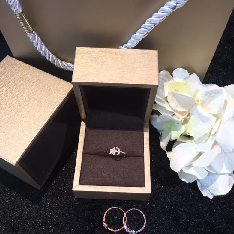 Кольцо из чистого золота 18 карат с натуральными бриллиантами красивое кольцо