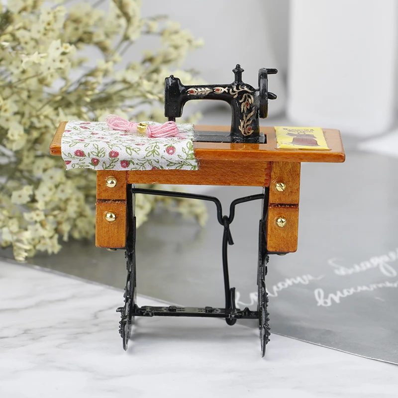 

1 Pc Vintage Miniature Sewing Machine With Cloth For 1/12 Scale Dollhouse Decoration
