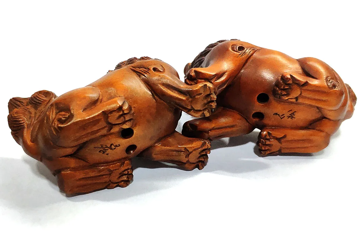 

Y7310 - Stunning 2" Hand Carved Japanese Boxwood Netsuke Figurine Carving: Foo Dog Lion Pair