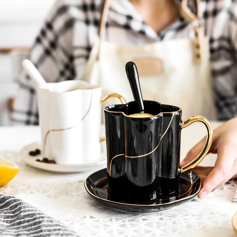 Белая черсветильник роскошная керамическая кофейная чашка и блюдо в