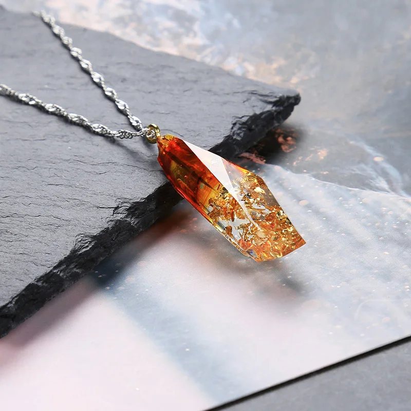 Чешуйки из золотой фольги с цветком в виде золотых листьев различные фрагменты