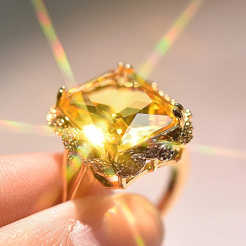 Женское кольцо с камнем для невесты обручальное прозрачным/желтым/розовым