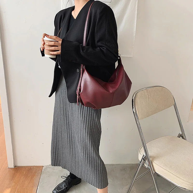 

2021 New Arrivals Women's PU Leather Shoulder Bags Metal Chain Decorate Design Large Capacity Simple Style Economic Crescent Bag