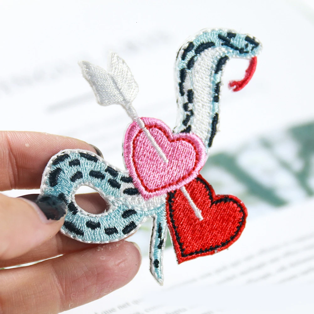 Новое поступление стрелкой пирсинг в сердце змеи значки-нашивки Diy женские