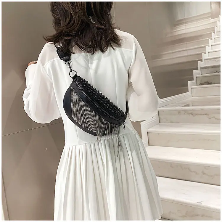 Кожаная сумка на груди с заклепками и кисточками женская широким плечевым ремнем