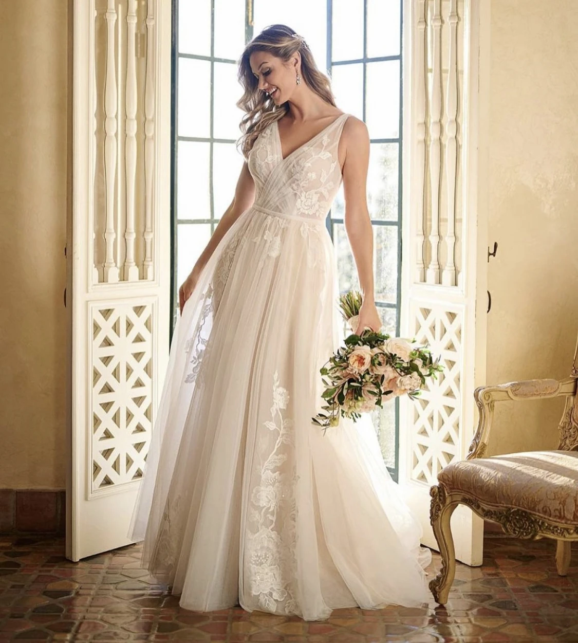

Boho Wedding Dress A-Line V-Neck Tank Criss-Cross Lace Appliques Sequined Backless Tulle Floor Length Sweep Train Bride Gown New