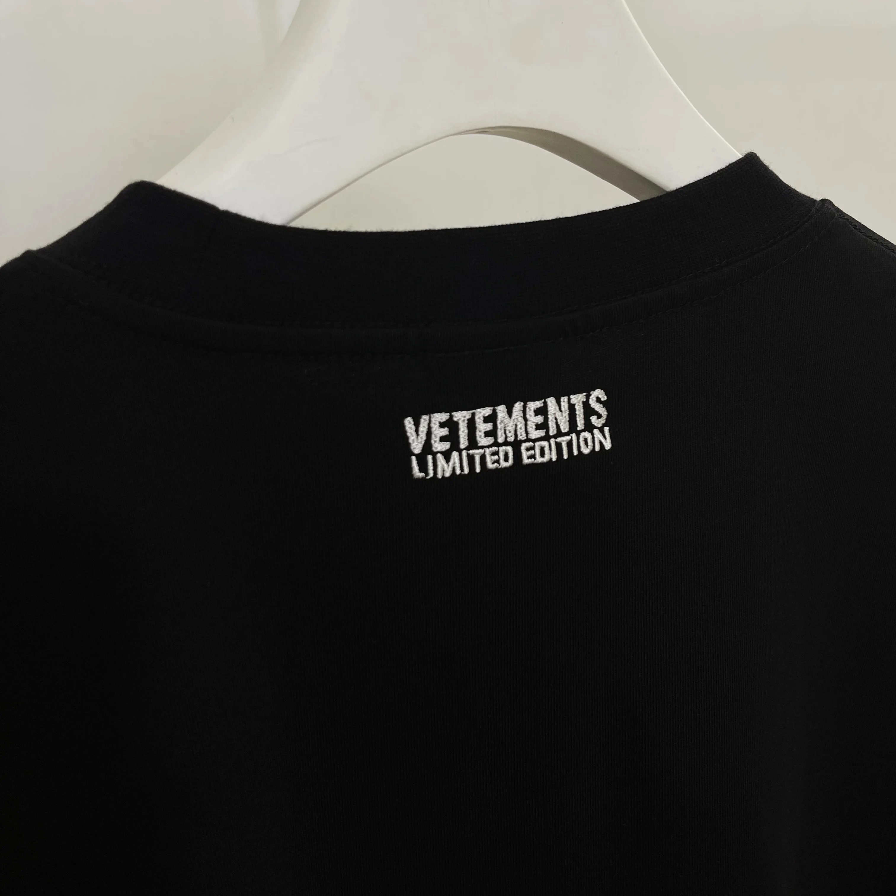

2021SS VETEMENTS Insecurity T-Shirt Men Women High Quality Black Oversized Vetements Tops Tee Short Sleeve Back Embroidery Logo