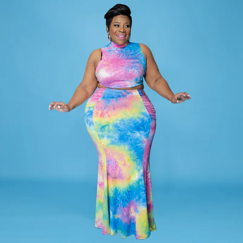 

Женский костюм-двойка с юбкой-годе и круглым вырезом