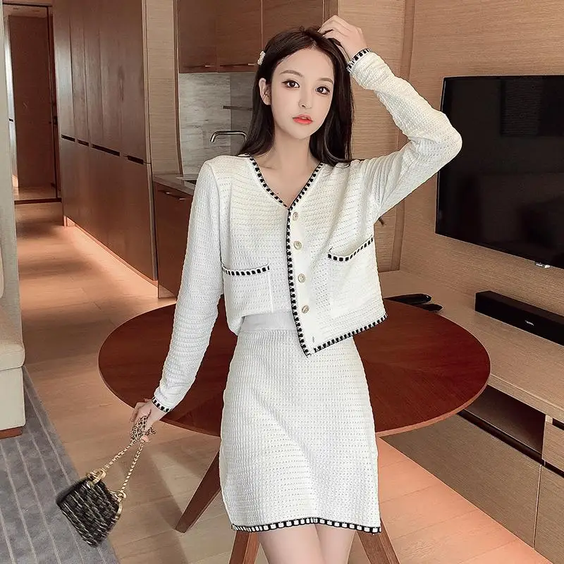 

2021 Temperament Ladies two-piece V-neck contrast color knitted Top + short hip skirt light mature style two-piece Female suit
