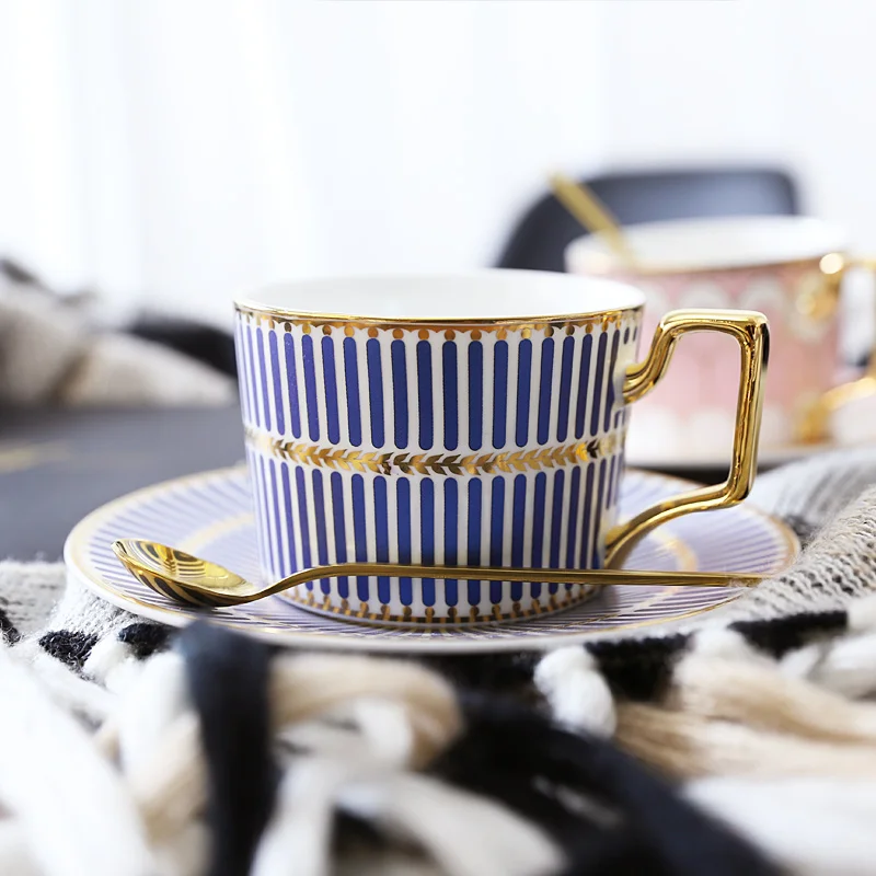 

Portable Retro Tea Coffee Cup and Saucer Set Ceramic Luxury Tea Coffee Cup Set Turkish Tazas Ceramica Home Drinkware AB50BD