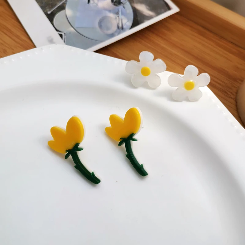 

Mihan S925 needle Sweet Jewelry White Yellow Flower Earrings Pretty Design Cute Resin Stud Earrings For Youth Girl Party Gifts