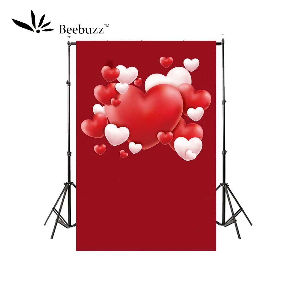 Красный фон для студийной фотосъемки в форме сердца с воздушными шарами и