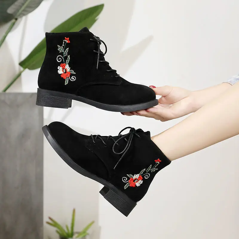 

Fall/winter 2021 New National Style Short Boots Women's New Low Heel Embroidered Women's Shoes Martin Boots Fashion Flat Boots.